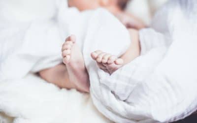 Remèdes naturels conseillés pour les reflux et les coliques de bébé